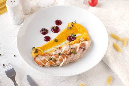 Индейка на гриле с морковным пюре