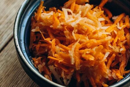 Салатик с морковью и яблоком