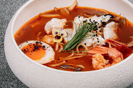 Рамен с крабом и морепродуктами