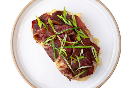 Тост с кониной и яйцом