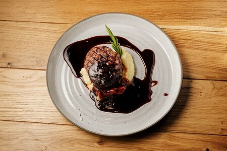 Говяжий стейк с соусом Бургунь и картофельным пюре