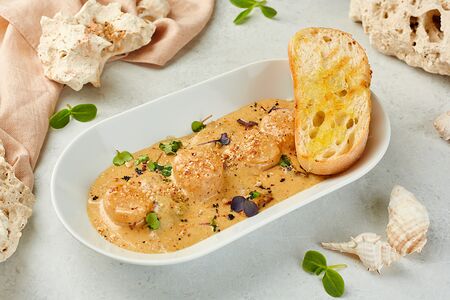 Морские гребешки с белыми грибами в сливочном соусе
