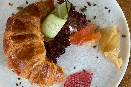 Круассан с форелью слабой соли