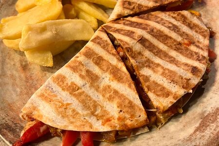 Кесадилья с цыплёнком и соусом сальса и фри