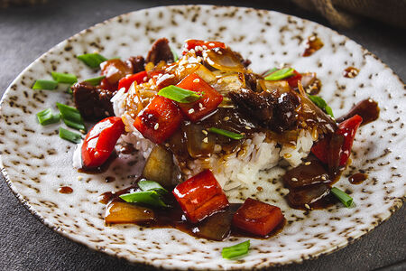 Говядина с болгарским перцем и рисом