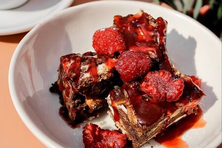 Брауни с черной смородиной и орехами