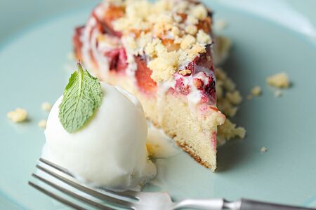 Тёплый сливовый пирог