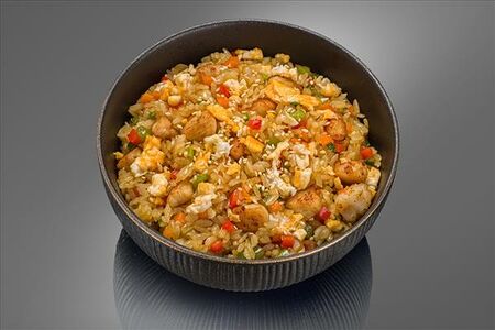 Жареный рис с курицей