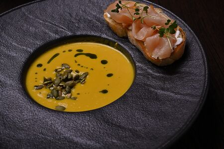 Крем-суп тыквенный с чиабаттой с куриным карпаччо
