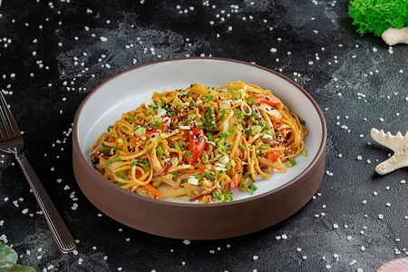 Лапша яичная с овощами в ореховом мисо-соусе
