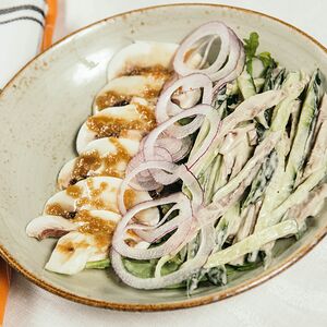 Салат с говяжьим языком под соусом васаби