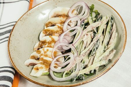 Салат с говяжьим языком под соусом васаби