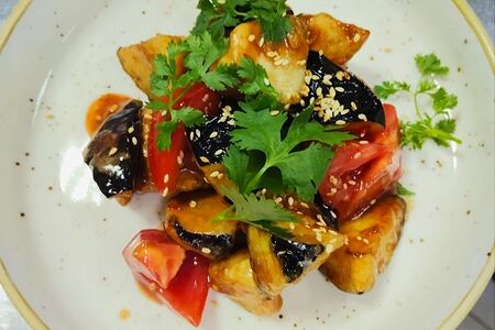 Салат с хрустящими баклажанами