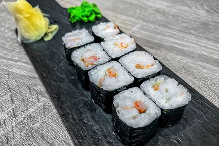 Ролл с креветкой