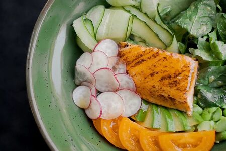 Зелёный салат с лососем