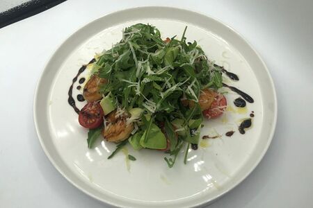 Салат Цезарь с креветками