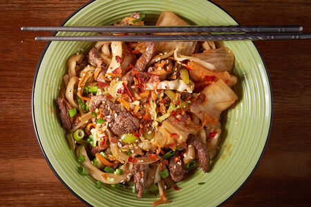 Лапша с говядиной и капустой кимчи