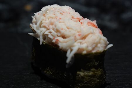 Гункан с крабом