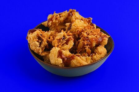 С соево-чесночным соусом и жареным луком