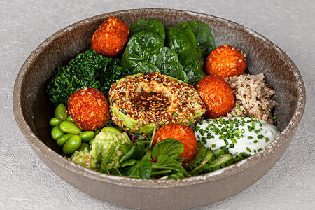 Салат Чаша Будды с авокадо, киноа, кейлом и фалафелем