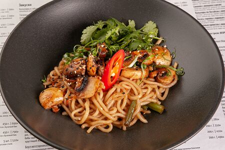 Удон с овощами и грибами