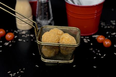 Сырные шарики с брусничным соусом