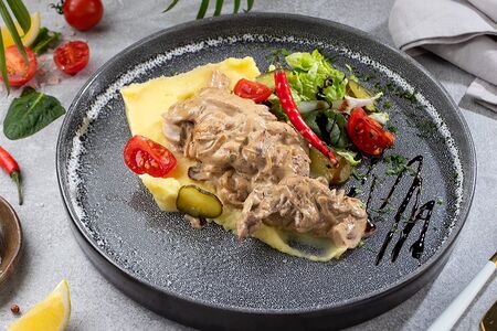 Бефстроганов из говядины с картофельным пюре