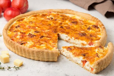 Пирог с брынзой и томатами