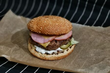 Бургер с горчичным соусом