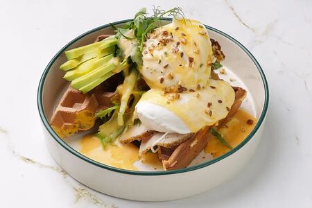 Бенедикт на нутовой вафле с голландским соусом