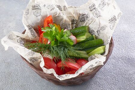 Корзина свежих овощей