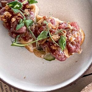 Луста на темном хлебе с тартаром из говядины