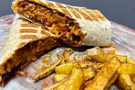 Буррито с пикантной говядиной, картофель фри по-домашнему