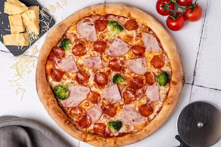 С пеперони, ветчиной и брокколи