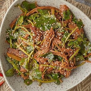 Աղցան հավի մսով և կծու համեմունքներով