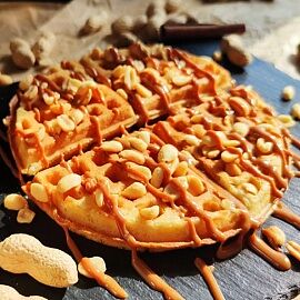 Венская вафля с карамелью и соленым арахисом