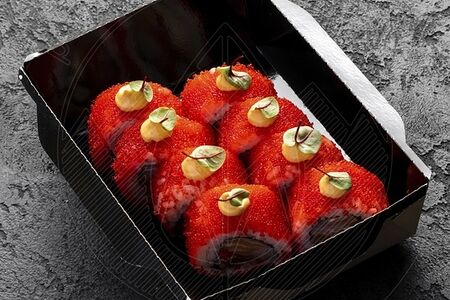 Ролл с морепродуктами и острым соусом