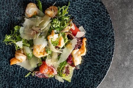 Листья салата с креветками и пармезаном