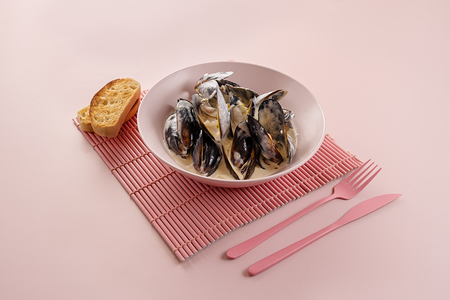 Мидии с грушей и дорблю в сливочном соусе