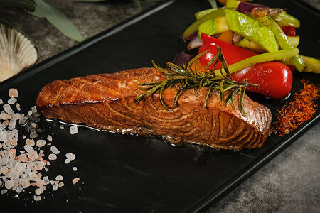 Подкопченный лосось с овощами