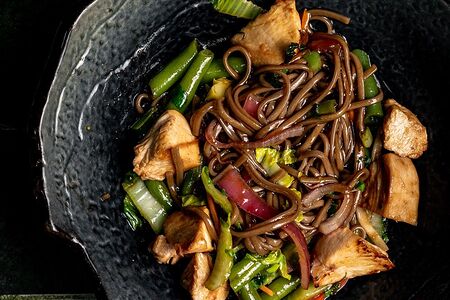 Соба с курицей терияки