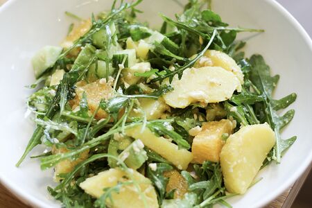 Зеленый салат с отварным картофелем