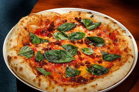 Пицца Маргарита с вялеными томатами