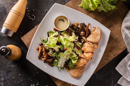 Салат с индейкой и соусом дорблю