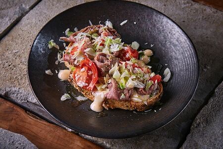 Брускетта с говядиной пастрами