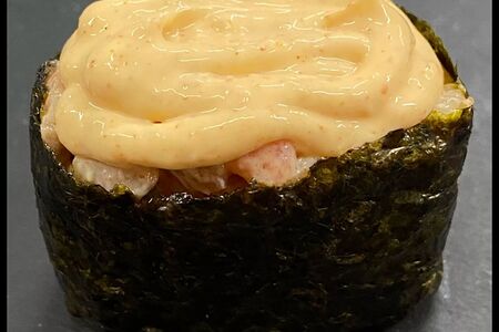 Гункан с лососем