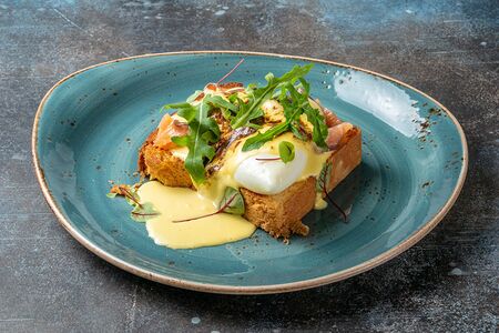 Бриошь с яйцом пашот и семгой