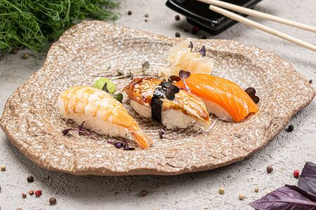 Суши Угорь-лосось-креветка