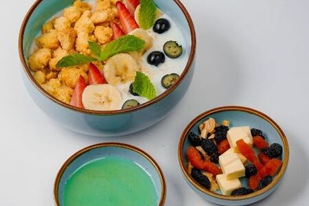 Овсяная каша с ягодами