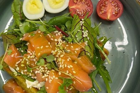 Небрускетта с семгой и перепелиным яйцом